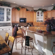 Kitchen Breakfast Bar In Rolling Hills CA